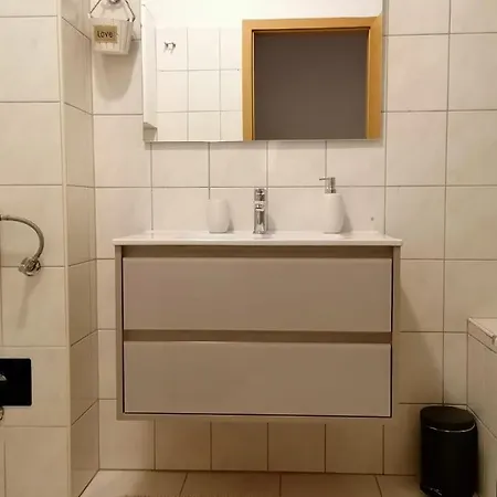 Smile With Secure Private Garage Apartment *