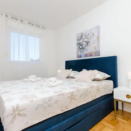 Smile With Secure Private Garage Apartment