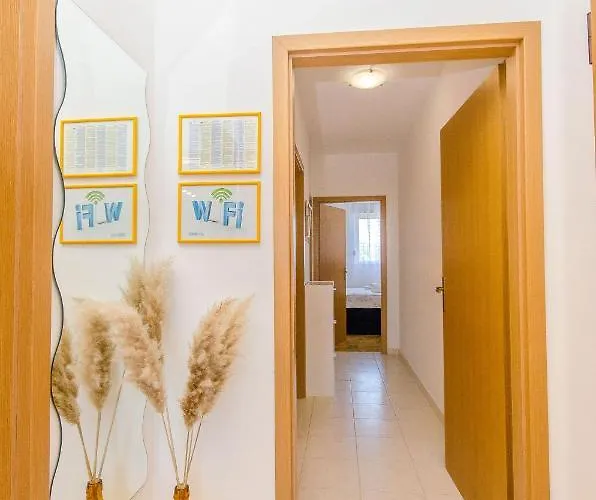 Smile With Secure Private Garage * Split