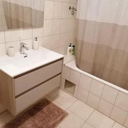 Smile With Secure Private Garage Appartement