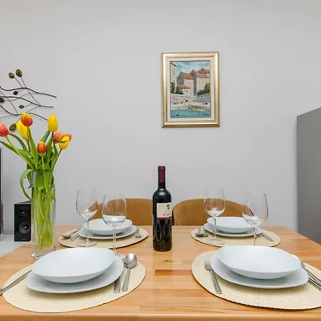 Smile With Secure Private Garage Apartman