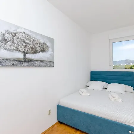 Two Bedroom Apartment Smile With Spacious Terrace And Secure Private Garage Spalato