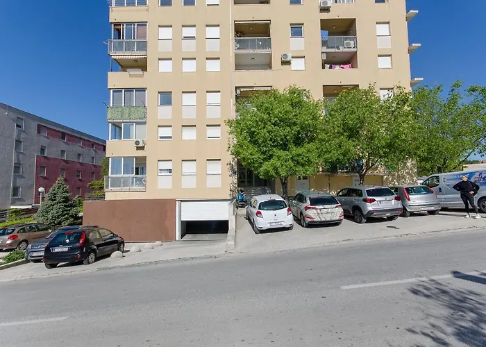Apartment Smile With Secure Private Garage Split