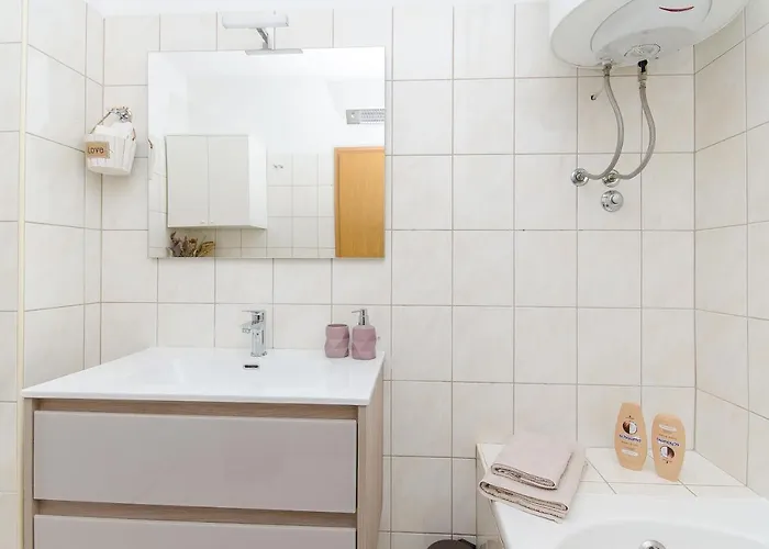 Smile With Secure Private Garage Apartment *