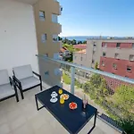 Smile With Secure Private Garage Appartement